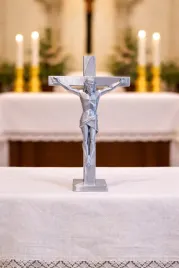srebrny-krucyfiks-stojacy-ozdoba-figura-jezusa-na-krzyzu-dekoracja-20-cm