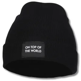 czapka-damska-zimowa-prazkowana-beanie-na-chlodne-dni-modna-naszywka-moraj