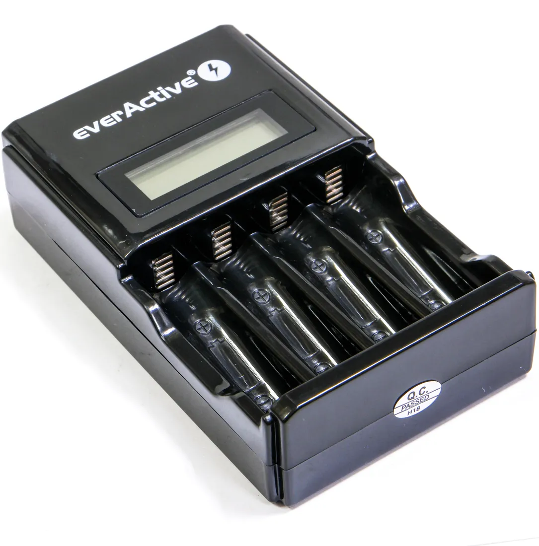 ladowarka-akumulatorow-everactive-4x-r6-aa-r03-aaa