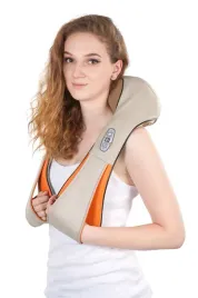 masazer-z-ogrzewaniem-shiatsu-masuje-ramiona-kark