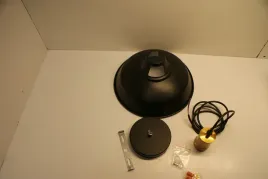 lampa-sufitowa-czarno-zlota-wiszaca
