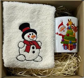 box-prezent-recznik-do-rak-30x50-z-haftem-swiateczym-balwana-kubek-renifer