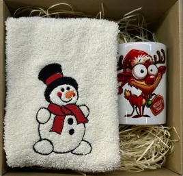 box-prezent-recznik-do-rak-30x50-z-haftem-swiateczym-balwana-kubek-renifer