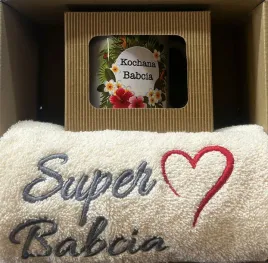 prezent-na-dzien-babci-box-prezentowy-reczniki-50x100-kubek-super-babcia