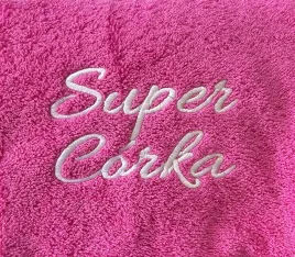 prezent-na-dzien-dziecka-recznik-100x50-z-haftem-super-corka-pudelko