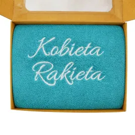 prezent-na-dzien-kobiet-recznik-70x140-z-haftem-kobieta-rakieta-pudelko