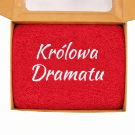 prezent-na-dzien-kobiet-recznik-70x140-z-haftem-krolowa-dramatu-pudelko