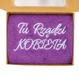 prezent-na-dzien-kobiet-recznik-70x140-z-haftem-tu-rzadzi-kobieta-box