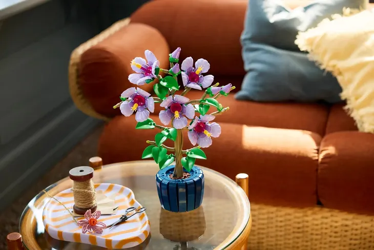lego-botanical-collection-10372-hibiskus-wiek-dziecka-18-lat
