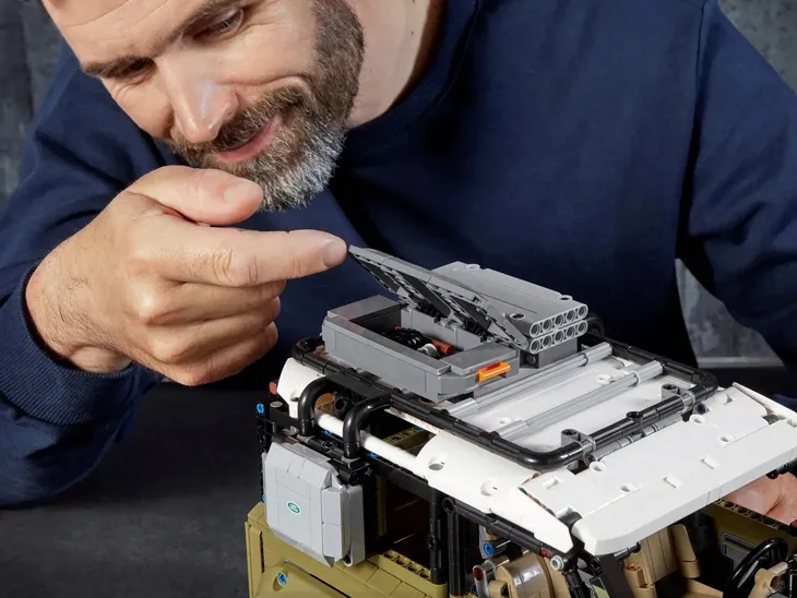 lego-technic-42110-land-rover-defender-material-plastik