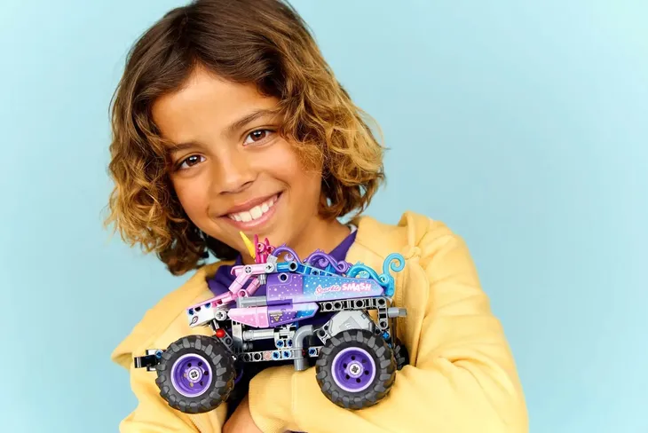 lego-technic-42220-monster-jam-sparkle-smash-z-napedem-typu-pull-back-rodzaj-element