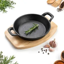 patelnia-zeliwna-do-serwowania-dan-15cm-czarna-drewniana-podstawa-2el