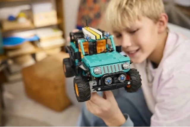 lego-technic-42227-suv-jeep-wrangler-rubicon-minimalny-wiek-dziecka-10