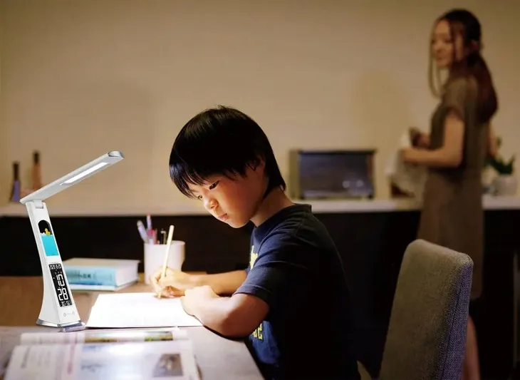 skladana-lampka-biurkowa-lampa-nocna-zegar-led-z-ekranem-rozowa-z-motywem-dlugosc-wysokosc-30-5-cm