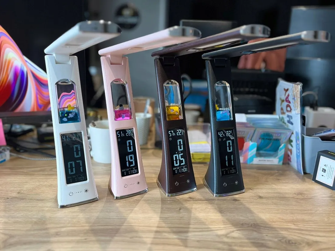 skladana-lampka-biurkowa-lampa-nocna-zegar-led-z-ekranem-rozowa-z-motywem