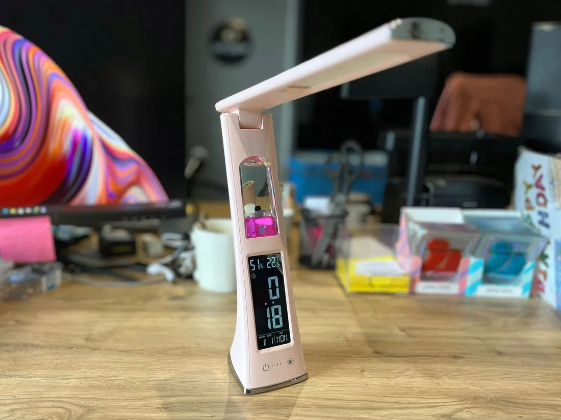 skladana-lampka-biurkowa-lampa-nocna-zegar-led-z-ekranem-rozowa-z-motywem