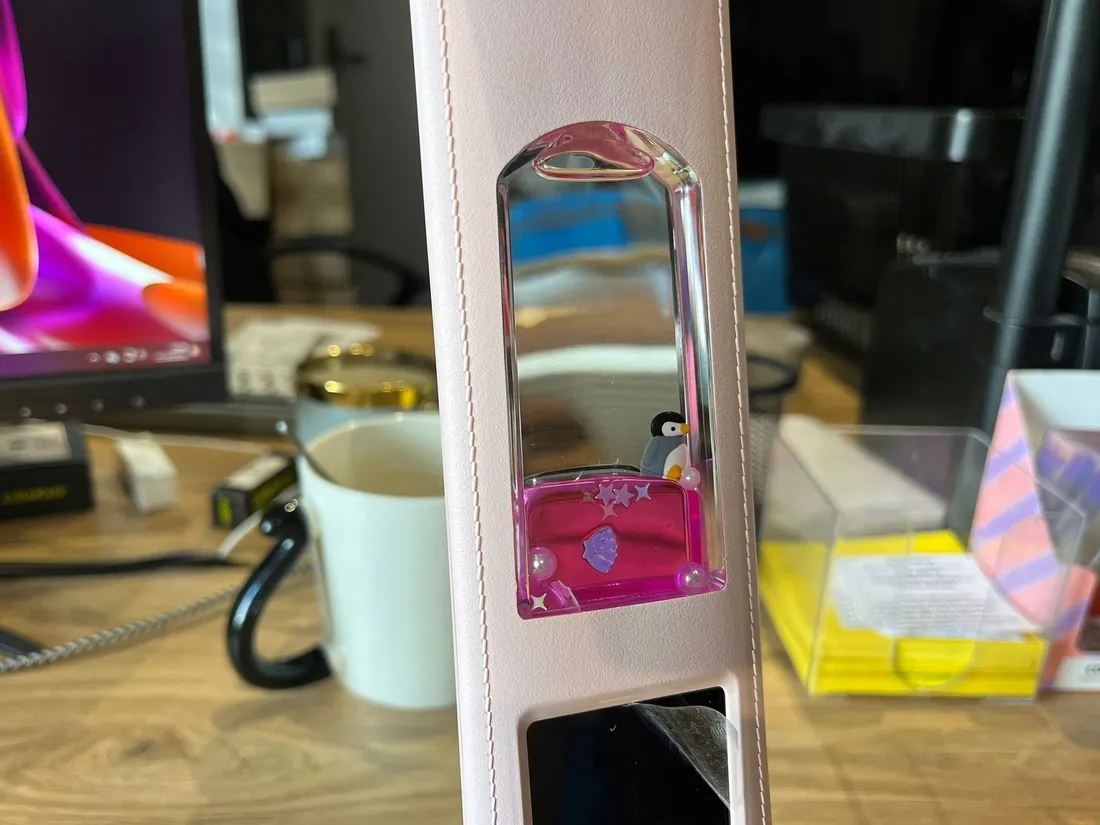 skladana-lampka-biurkowa-lampa-nocna-zegar-led-z-ekranem-rozowa-z-motywem