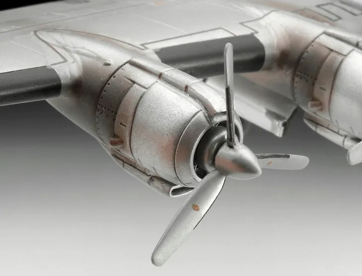 model-plastikowy-lockheed-l-1049g-super-constellation-lufthansa-revell-okres-po-ii-wojnie-swiatowej
