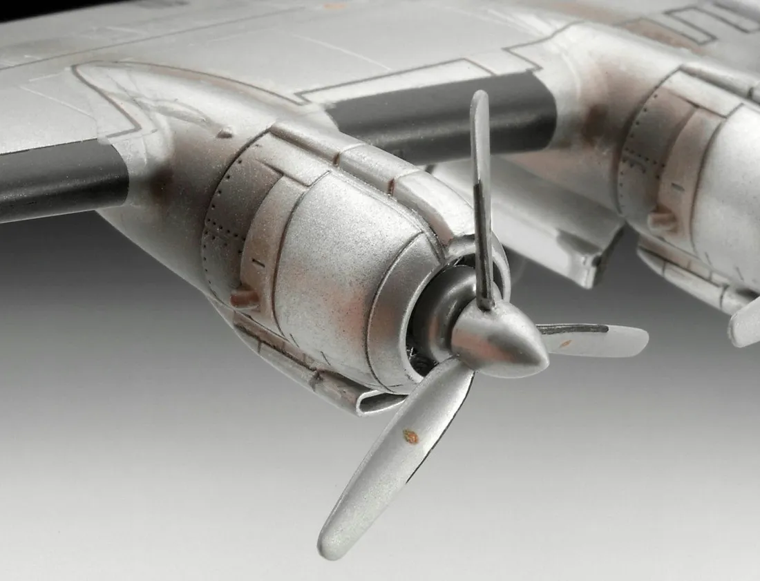 model-plastikowy-lockheed-l-1049g-super-constellation-lufthansa-revell
