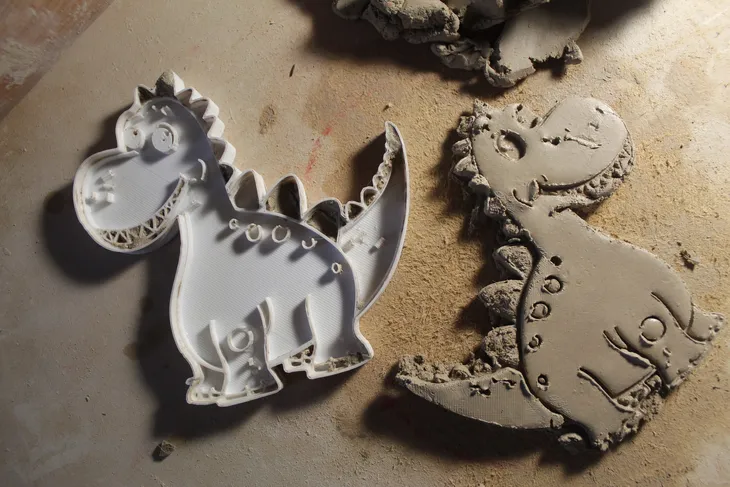 Duży wycinak + stempel do gliny / modeliny – uśmiechnięty dinozaur (12,5 ×