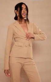 fc15101-marynarka-bezowa-z-wycieciem-na-plecach-prettylittlething-10-xs