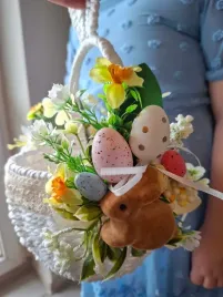 koszyk-wiklinowy-wielkanocny-dekoracyjny-koszyczek-do-swieconki-z-ozdobami