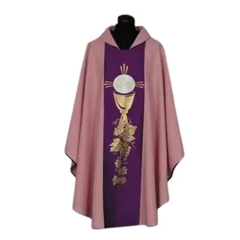 ornat-rozowy-elegancja-i-symbolika
