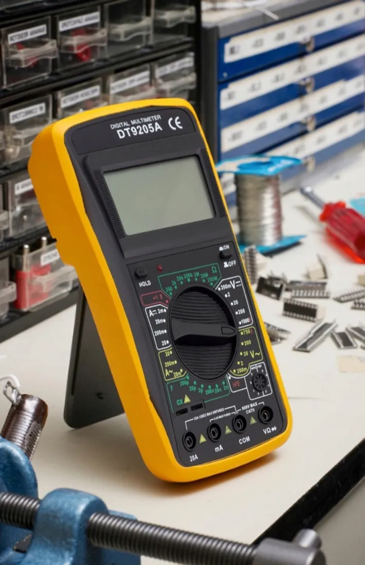 miernik-cyfrowy-z-temperatura-multimetr