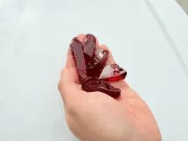 dekoracyjne-czerwone-brylki-szklane-lawa-2-5-cm-kamyki-10kg