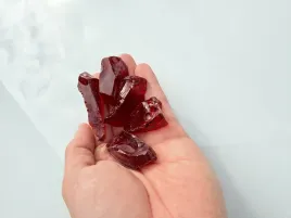 dekoracyjne-czerwone-brylki-szklane-lawa-2-5-cm-kamyki-05kg