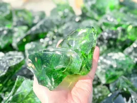 dekoracyjne-bryly-szklane-zielone-6-10-cm-ozdobne-kamienie-ogrodowe-25kg