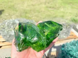 dekoracyjne-bryly-szklane-zielone-6-10-cm-ozdobne-kamienie-ogrodowe-1kg