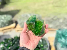 dekoracyjne-bryly-szklane-zielone-7-14-cm-ozdobne-kamienie-ogrodowe-1kg