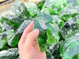 dekoracyjne-bryly-szklane-zielone-7-14-cm-ozdobne-kamienie-ogrodowe-25kg