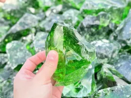 dekoracyjne-bryly-szklane-zielone-6-10-cm-ozdobne-kamienie-ogrodowe-5kg