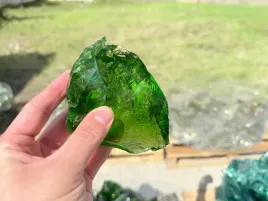 dekoracyjne-bryly-szklane-zielone-7-14-cm-ozdobne-kamienie-ogrodowe-5kg