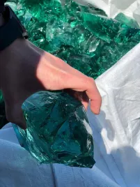 szklo-dekoracyjne-do-ogrodu-zielono-turkusowe-4-8-cm-brylki-250kg