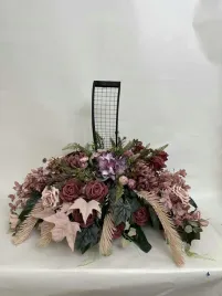 bukiet-na-grob-z-krata-metalowa-elegancka-kompozycja-nagrobna-cmentarz