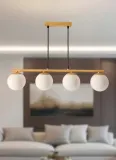 skandynawska-lampa-wiszaca-nad-stol-carrine-drewniana-4xe14-klosze-biale-pomieszczenie-salon-jadalnia-kuchnia-sypialnia-biuro-uniwersalne