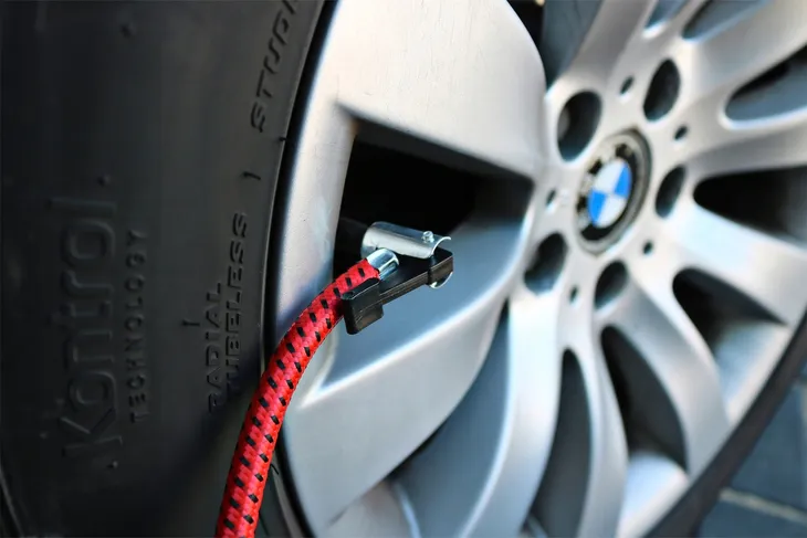 metalowa-pompka-samochodowa-nozna-rowerowa-1-tlok-koncowki-manometr-kod-producenta-db01214