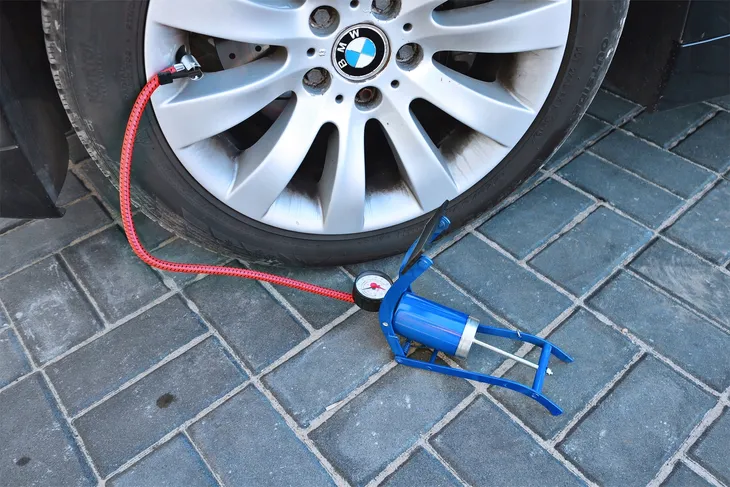 metalowa-pompka-samochodowa-nozna-rowerowa-1-tlok-koncowki-manometr-stan-nowy-marka-dbautomotive