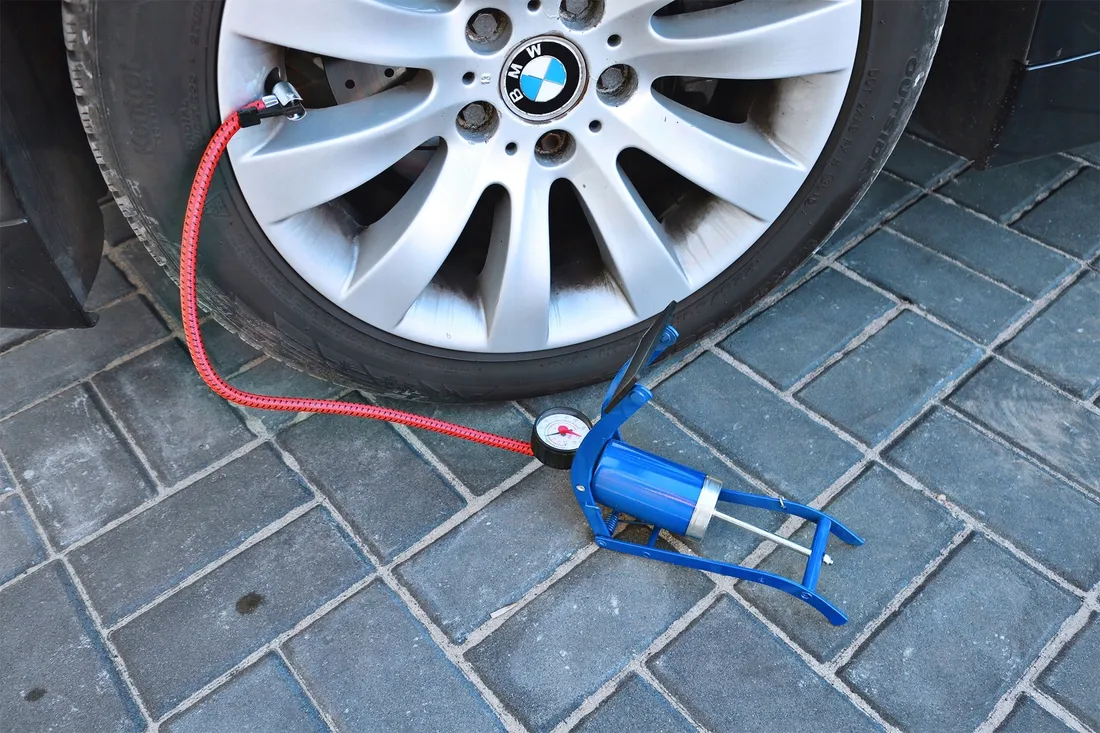 metalowa-pompka-samochodowa-nozna-rowerowa-1-tlok-koncowki-manometr-stan-nowy