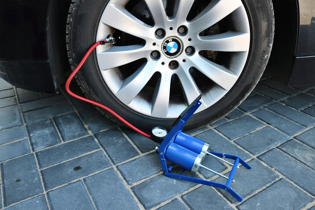 pompka-nozna-rowwerowa-samochodowa-2-tlokowa-manometr-3-koncowki-podlogowa-stan-nowy