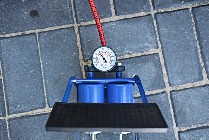 pompka-nozna-rowwerowa-samochodowa-2-tlokowa-manometr-3-koncowki-podlogowa-marka-carcommerce-kod-producenta-61377