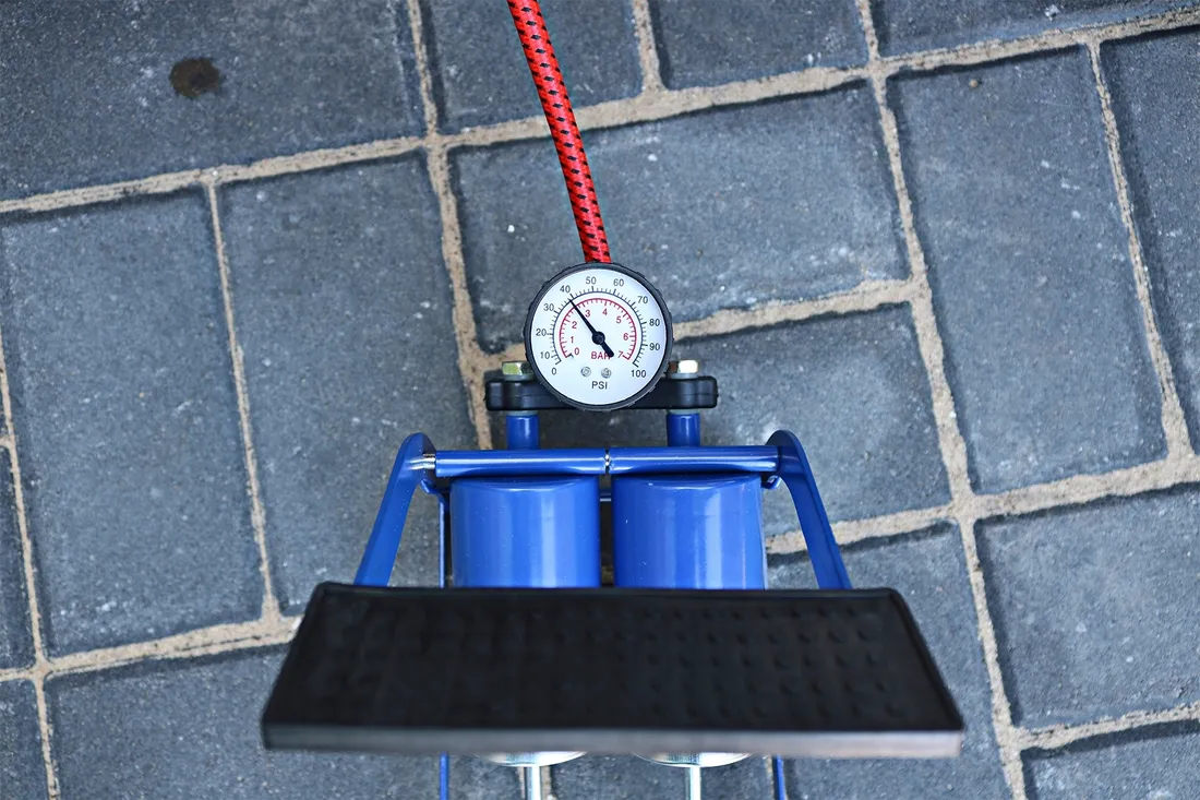 pompka-nozna-rowwerowa-samochodowa-2-tlokowa-manometr-3-koncowki-podlogowa-stan-nowy