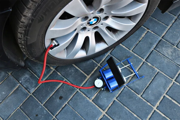 pompka-nozna-rowwerowa-samochodowa-2-tlokowa-manometr-3-koncowki-podlogowa-kod-producenta-61377-stan-nowy