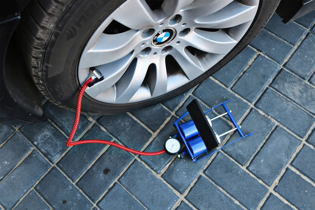 pompka-nozna-rowwerowa-samochodowa-2-tlokowa-manometr-3-koncowki-podlogowa