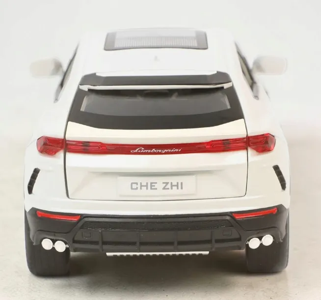 model-1-24-lamborgini-urus-suv-bialy-stan-opakowania-oryginalne-wiek-6-lat