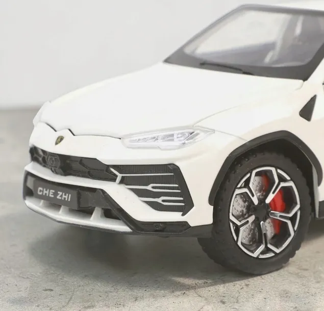 model-1-24-lamborgini-urus-suv-bialy-stan-opakowania-oryginalne-stan-nowy-wiek-6-lat
