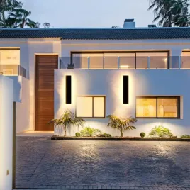 lange-czarna-wodoodporna-kinkiet-led-ip65-20cm-7w-cieple-swiatlo